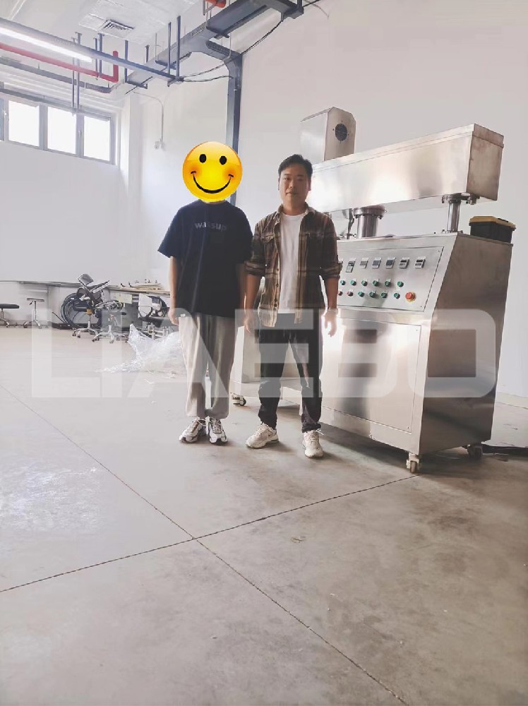 山東某大學(xué)100L真空均質(zhì)乳化機(jī)調(diào)試成功